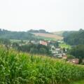 Landschaft mit Blick auf die Kirche in Münchham