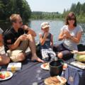 Seepicknick auf der Badeinsel im Waldsee