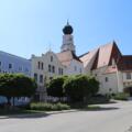 Marktplatz von Kößlarn mit Blick auf die Kirche