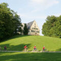 Radfahrer am Schloss Rosenau