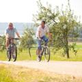 Zwei Radfahrer in Enderndorf am Brombachsee