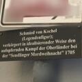Eine Zusatztafel, die über den Schmied von Kochel informiert