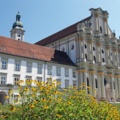 Kloster Fürstenfeld mit Sonnenblumen