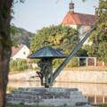 Alter Hafen mit Kran in Kelheim