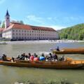 Zillen am Kloster Weltenburg setzen Wanderer über die Donau.
