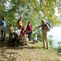 Eine Wandergruppe rastet in der herrlichen Weiherlandschaft von Haundorf.