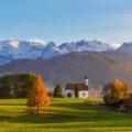 Blick ins Ammergebirge und auf die Hochplatte mit der Kapelle St. Peter im Vordergrund