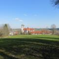 Blick auf die Benediktinerabtei am Parkplatz Ottostraße