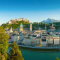 Panoramablick vom Kapuzinerberg auf die Salzburger Altstadt, Festung Hohensalz- burg, Salzach und Untersberg.