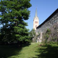 Stadtmauer mit Kirchturm