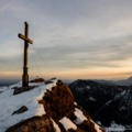 erste Sonnenstrahlen am Gipfelkreuz des Hochgern