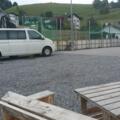 Parkplatz mit Sitzgruppe neben der Sportanlage.