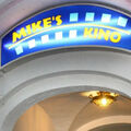 Schild über dem Eingangsbereich von Mike's Kino in Prien.