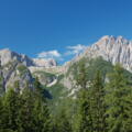 Kreuzkofel (links) und Spitzkofel (rechts), gesehen vom Parkplatz der Lienzer-Dolomiten-Hütte