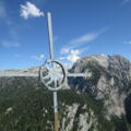Gipfelkreuz Kleiner Bruder mit Häuselhorn im Hintergrund
