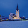 Winterstimmung in Wagrain, Kirche mit Schule