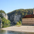 Kloster Weltenburg liegt idyllisch am Donaudurchbruch bei Kelheim