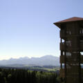 Herrlicher Blick vom 16-Meter hohen Aussichtsturm auf die Alpen.