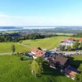 Luftaufnahme Seiserhof und Seiseralm mit Chiemseeblick