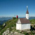 Hochgern! Hinten das Gipfelkreuz, vorne eine Minikapelle