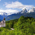Die Wallfahrtskirche Maria Gern mit dem Watzmann