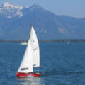 Segelboot auf dem Chiemsee vor toller Alpenkulisse.