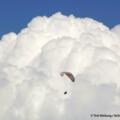 Paragleiter über den Wolken