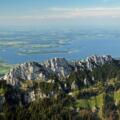 Kampenwand-Gipfel mit Chiemsee