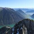 Das Gipfelkreuz der Seebergspitze, dahinter der türkisblaue Achensee.