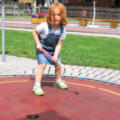Kind beim Minigolfspielen in Bad Feilnbach.