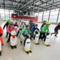 Freising_Eishalle Freising_Kinder mit Pinguinen_web_© LRA Freising