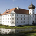 Außenansicht von Schloss Hohenkammer und Wassergraben