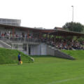 Fußballplatz mit Tribüne