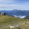 Hugo-Gerbers-Hütte mit Karnischem Hauptkamm (Hoher Warte) im Hintergrund