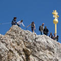 Das viel besuchte goldene Gipfelkreuz der Zugspitze.