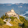 Das Kehlsteinhaus über dem herbstlichen Nebelmeer über dem Berchtesgadener Talkessel