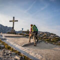 Das Gipfelkreuz des Kehlsteins vor dem Hohen Göll