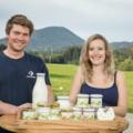 Thomas Liess und Partnerin mit Schafmilchprodukten
