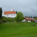 Die Kirche St. Georg und der wenig unterhalb gelegene Panorama-Gasthof auf dem Auerberg.