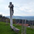 Bank mit Kreuz am Aussichtspunkt Dreiseenblick bei Geigersau.