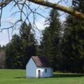 Versteckt am Waldrand steht die kleine Kapelle wenig nördlich von Resle.