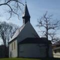 Die leicht erhöht auf einem Hügel stehende Kapelle in Hohenberg.