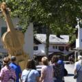 Große Holzgeige im historischen Ortsteil Gries in Mittenwald