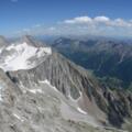 Wild stehen die Rieserfernerberge über den grünen Südtiroler Tälern: Blick vom Magerstein zum Hochgall.