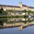 Benediktinerstift Lambach, gespiegelt in der Traun