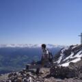 Am Gipfel der Speckkarspitze (2621 m). Blick nach Süden zu den Tuxer Alpen.
