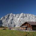 Die Berggaststätte Gotzenalm - im Hintergrund der Watzmann.