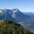 Der Hohe Fricken vor der Zugspitze; unten sieht man nach Garmisch-Partenkirchen