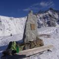Gipfel mit Gedenktafel.