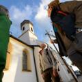 Pilger an der Wallfahrtskirche auf dem Hohen Peißenberg